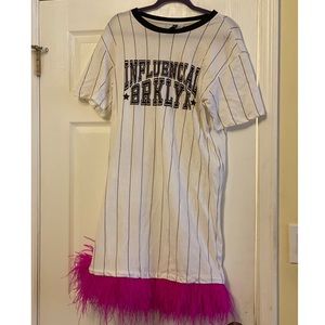 Tshirt dress with feather